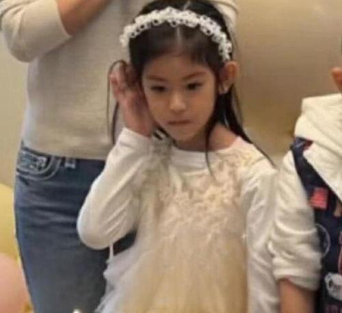 林心如女儿最新照片,最新照片曝光引网友热议